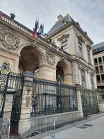 (2026) Photo de la façade de l’Hôtel de Ville de Lyon côté place de la Comédie. On peut voir la plaque « Mémoire de Lyon » en bas à gauche de la photo.